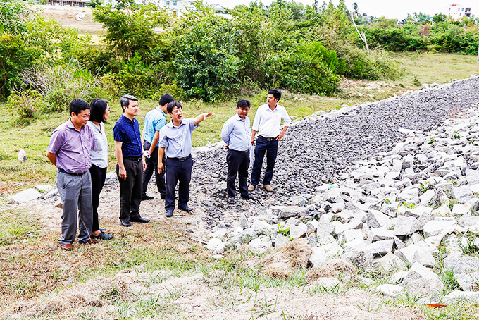 Đoàn công tác của Tổng cục Thủy lợi kiểm tra an toàn  tại hồ chứa nước Suối Lớn (xã Vạn Thọ, huyện Vạn Ninh).