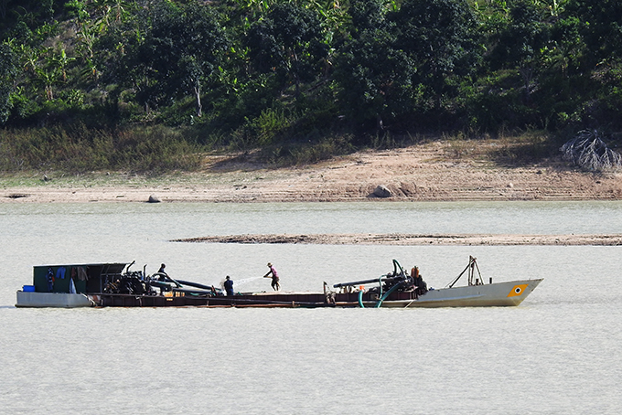 Khai thác cát trong lòng hồ Cam Ranh. 