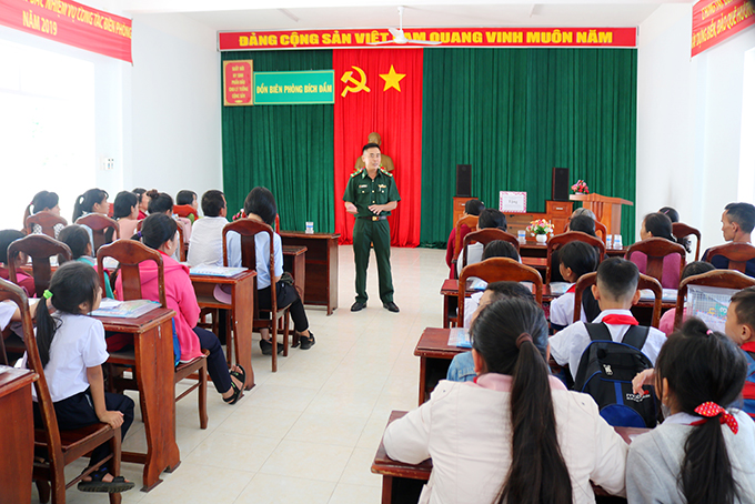 Thêm hành trang cho học sinh xóm đảo