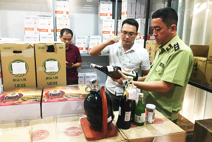 Đoàn kiểm tra tại kho lưu trữ sản phẩm của Công ty Cổ phần Phân phối T.K.