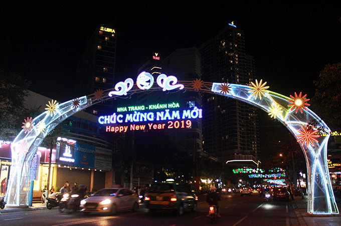 Không phân luồng giao thông khi trang trí đèn đường