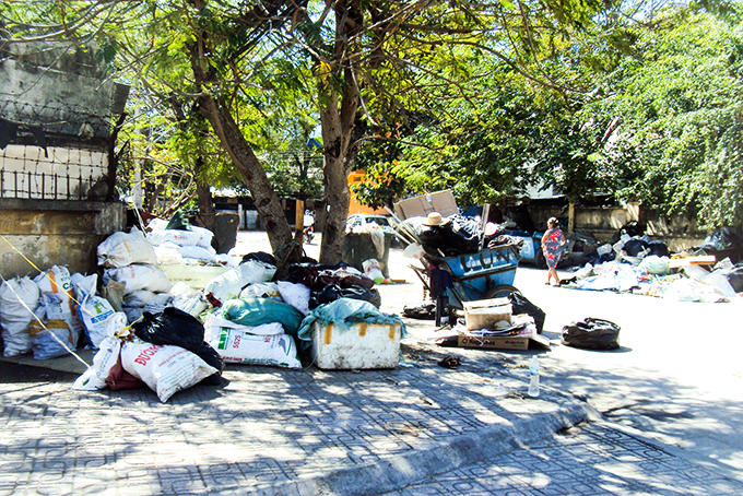 Phế liệu chiếm vỉa hè, lòng đường