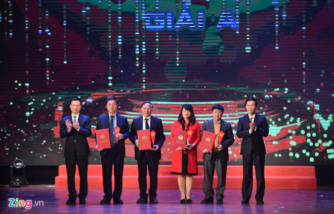 Trưởng ban Tuyên giáo Trung ương Võ Văn Thưởng và Bộ trưởng Bộ Thông tin và Truyền thông Nguyễn Mạnh Hùng trao giải A. Ảnh: Zing
