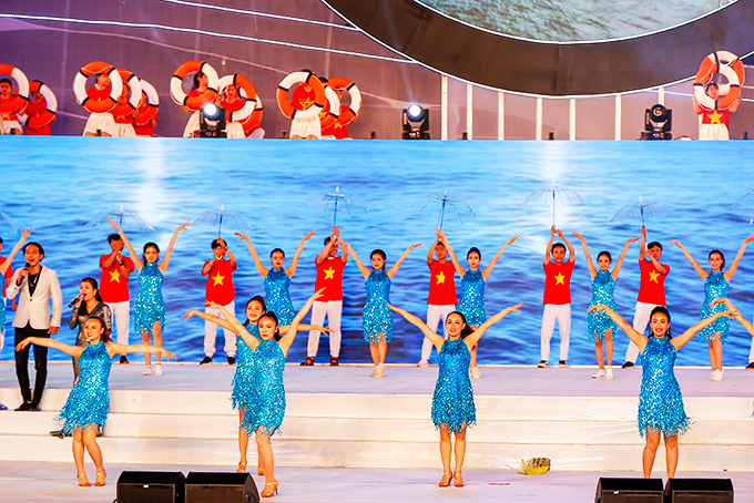 Hai Dang song and dance troupe performing at Sea Festival 2019