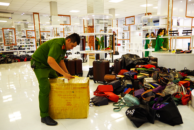 Nhiều cơ sở bán hàng hóa không rõ nguồn gốc cho khách du lịch