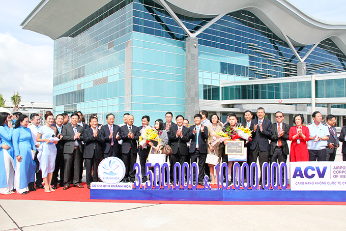 Lãnh đạo tỉnh và Công ty Cổ phần Cảng hàng không Việt Nam chào đón vị khách quốc tế thứ 3,5 triệu  và vị khách thứ 10 triệu thông qua Cảng Hàng không quốc tế Cam Ranh năm 2019.