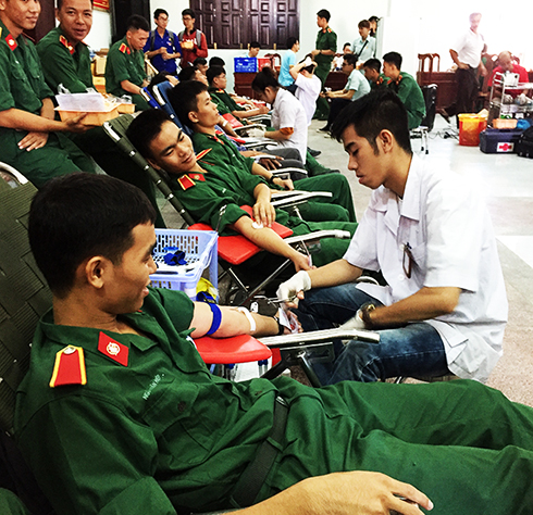 Trung tâm Huyết học truyền máu tỉnh phối hợp với các đơn vị tổ chức lấy máu hiến tình nguyện ở Trường Sĩ quan Thông tin.