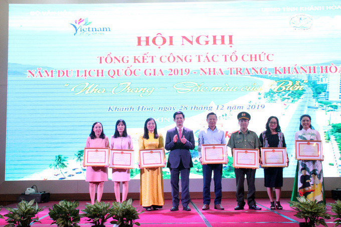  Thứ trưởng Lê Quang Tùng trao bằng khen của Bộ Văn hóa - Thể thao và Du lịch cho các tập thể có nhiều đống góp cho Năm Du lịch quốc gia 2019