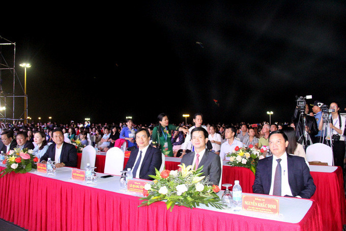 Ông Nguyễn Khắc Định - Ủy viên Trung ương Đảng, Bí thư Tỉnh ủy Khánh Hòa (bên trái) đến dự  Lễ bế mạc Năm Du lịch quốc gia 2019
