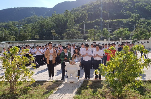 Trước kỳ thi, các học sinh đã đến dâng hương tại tượng đài Lê Quý Đôn, Trường THPT Chuyên Lê Quý Đôn. 