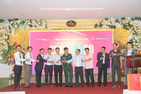  Các đại biểu chung vui với Chi nhánh Viettel Post Khánh Hòa