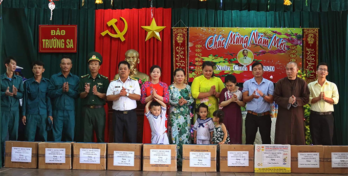 Đại tá Lê Đình Hải, Lữ đoàn phó Lữ Đoàn 146 trao quà của Bộ Quốc phòng cho quân, dân huyện đảo.