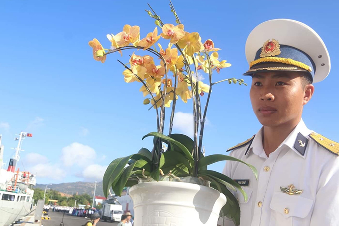Hoa lan, quất cảnh được đưa lên các điểm đảo thuộc huyện đảo. Trong ảnh, chiến sĩ đưa hoa, cây cảnh lên đảo An Bang.