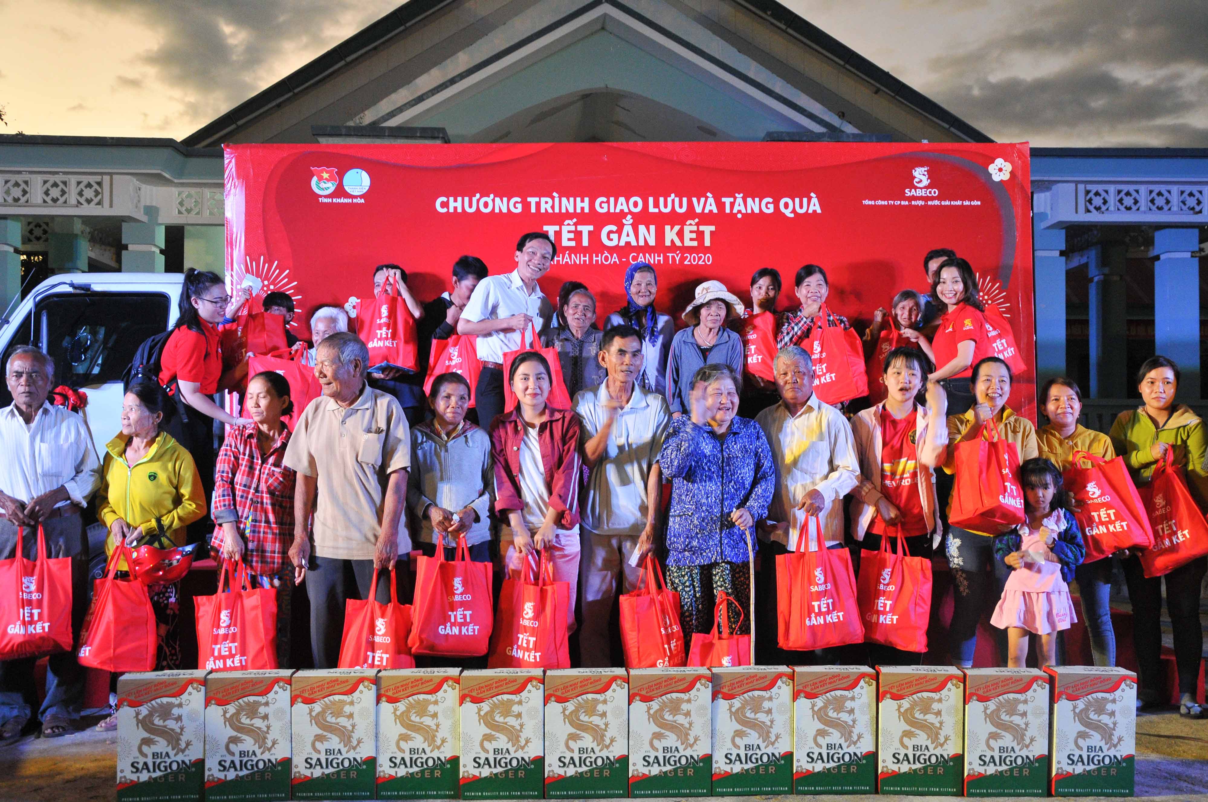 Trao 300 suất quà Tết cho người dân huyện Diên Khánh, Khánh Vĩnh