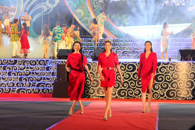 Miss Universe Vietnam 2019’s winner Nguyen Tran Khanh Van (middle) and two runners-up 