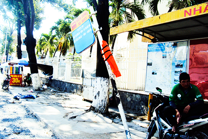 Trụ bảng trạm xe buýt bị nghiêng