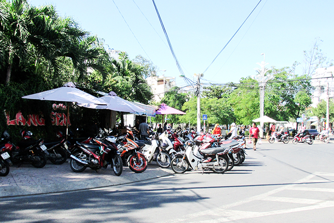 Chiếm dụng lòng đường để trông giữ xe