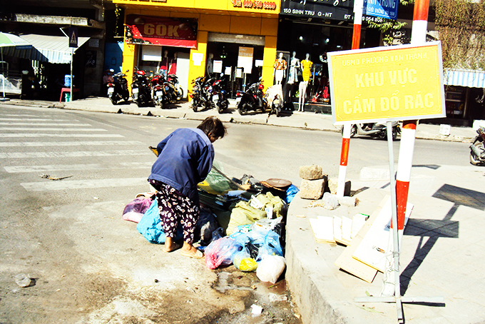 Tuy UBND phường Vạn Thạnh, TP. Nha Trang có dựng bảng cấm đổ rác cạnh công viên nơi ngã ba đường 2-4 và đường Sinh Trung. Song, người dân thiếu ý thức vẫn đổ rác bừa bãi nơi bảng cấm (ảnh), gây mất vệ sinh môi trường, mỹ quan đường phố và cản trở giao thông. Đề nghị chính quyền địa phương kiểm tra, xử lý để trả lại môi trường nơi đây thoáng - sạch - đẹp.