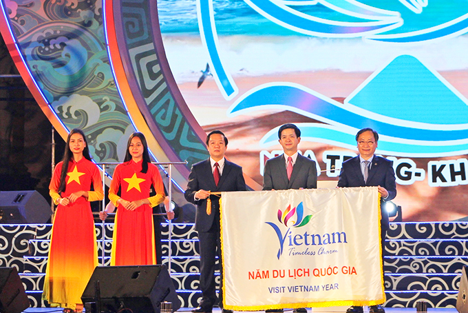 Đồng chí Nguyễn Đắc Tài - Phó Chủ tịch Thường trực UBND tỉnh trao cờ luân lưu cho lãnh đạo tỉnh Ninh Bình - địa phương đăng cai Năm Du lịch quốc gia 2020. 