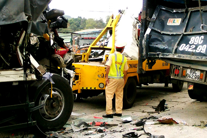 Hai xe tải tông nhau, một người tử vong