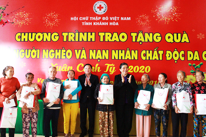 Đồng chí Tòng Thị Phóng và đồng chí Nguyễn Khắc Định trao quà Tết cho người dân huyện Vạn Ninh.