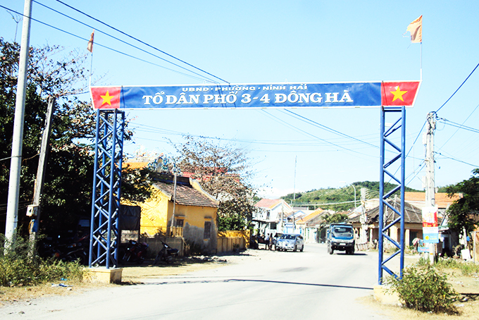 Cần thay mới cờ nơi cổng chào