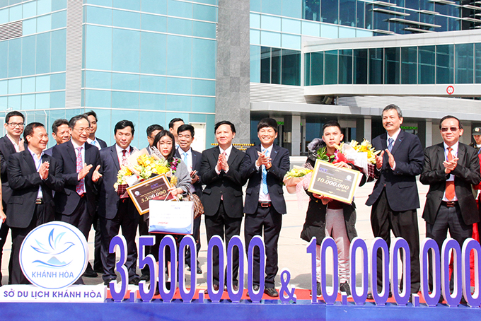 Lãnh đạo tỉnh và Tổng Công ty Hàng không Việt Nam, Cảng HKQT Cam Ranh tặng hoa và trao bằng chứng nhận  cho vị khách quốc tế thứ 3,5 triệu và hành khách thứ 10 triệu qua Cảng HKQT Cam Ranh năm 2019.  