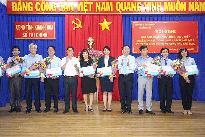 Đồng chí Nguyễn Tấn Tuân và đồng chí Lê Hữu Hoàng tặng quà chúc mừng các cơ quan, đơn vị. 