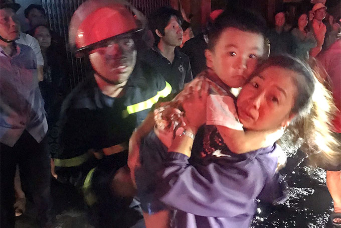 Kịp thời cứu 2 người lớn và 1 trẻ em khỏi căn nhà cháy