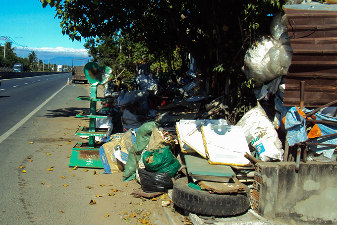Phế liệu chiếm hành lang quốc lộ