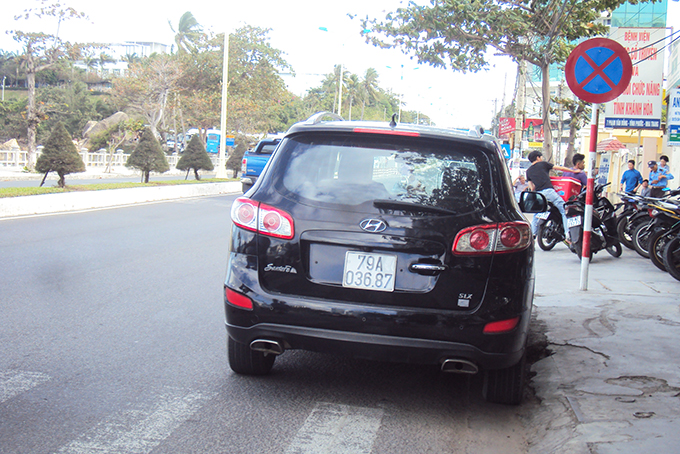 Có biển cấm nhưng vẫn dừng đỗ xe