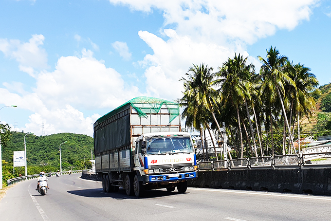 Chiếc xe tải cơi nới thành thùng, chở hàng cao lưu thông trên Quốc lộ 1.