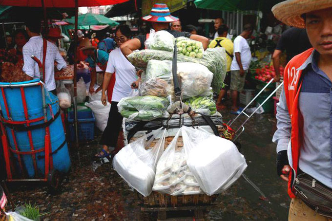 Rau được đựng trong túi ni lông tại một khu chợ ở Bangkok. Ảnh: Reuters.