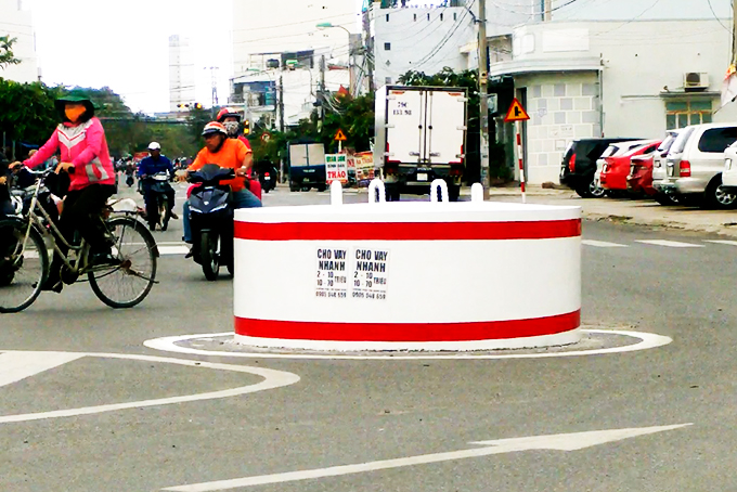 Bùng binh mới xây đã bị… bôi bẩn