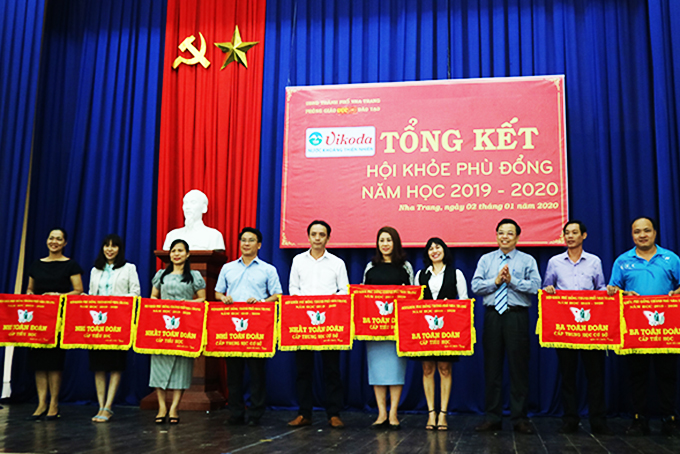 Lãnh đạo TP. Nha Trang trao cờ cho các đơn vị đạt giải toàn đoàn.  