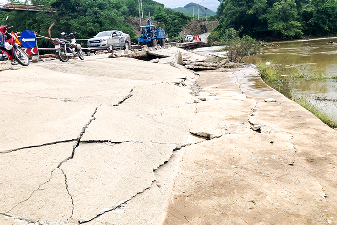 Mái taluy cầu tràn Thác Ngựa bị hư hỏng.