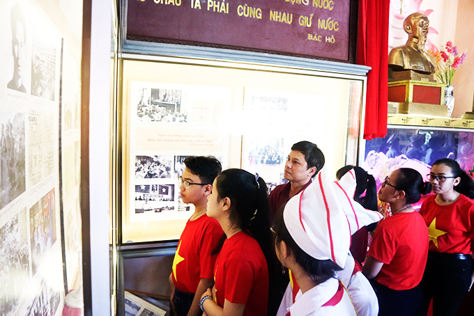 Học sinh Trường THCS Âu Cơ (TP. Nha Trang) tham quan Khu tưởng niệm Bác Hồ ở xã Phước Đồng. 