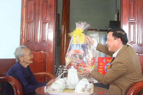 Ông Nguyễn Khắc Định thăm và tặng quà cho Bà mẹ Việt Nam anh hùng Phan Thị Sẽ.