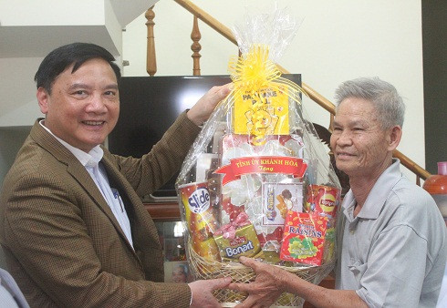 Ông Nguyễn Khắc Định thăm và tặng quà cho ông Hoàng Hữu Đáng.
