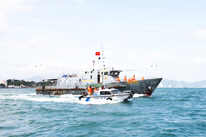 Cảnh sát giao thông đường thủy ra quân tuần tra kiểm soát trên biển.