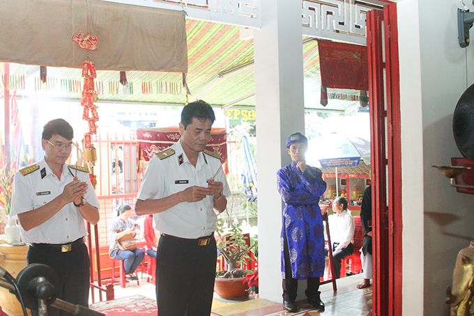 Lãnh đạo Học viện Hải quân dâng hương tưởng niệm Đức Hưng Đạo Đại Vương Trần Quốc Tuấn.