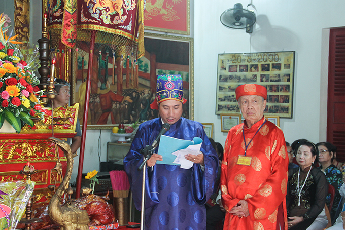 Đại diện Ban quản lý Đền thờ Đức Hưng Đạo Đại Vương ôn lại công trạng to lớn của Người đối với dân tộc Việt Nam. 