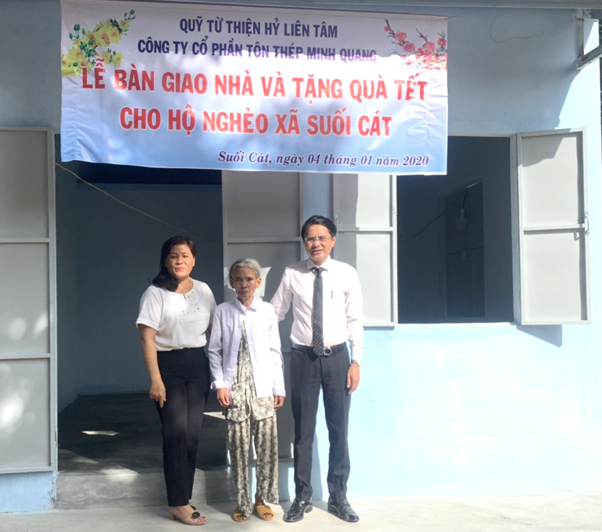 Bàn giao nhà tình nghĩa cho hộ nghèo tại xã Suối Cát