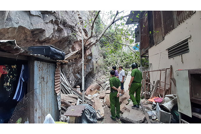 Đá lớn sập làm hai mẹ con bị thương nặng