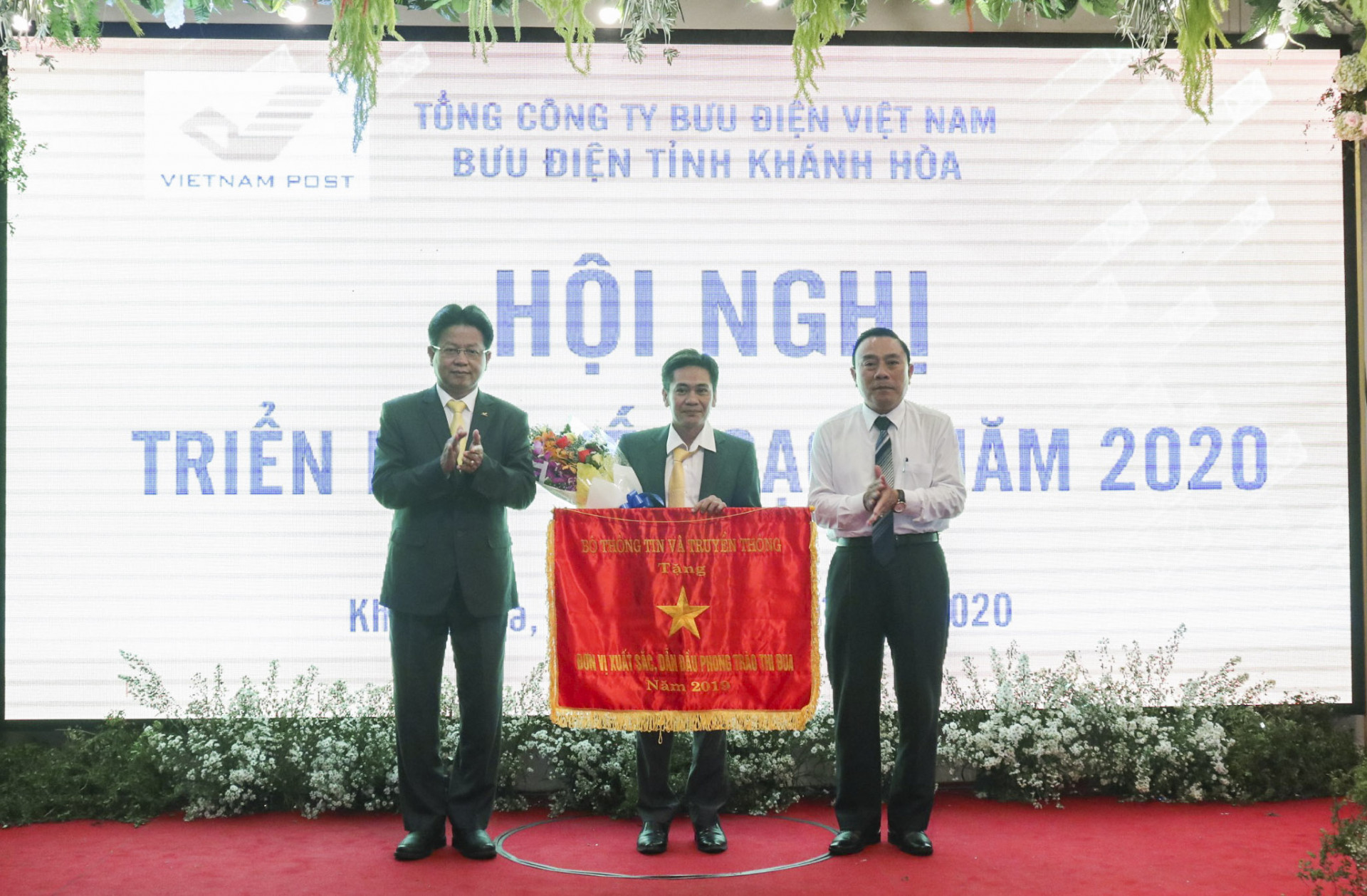 Các đại biểu trao Cờ thi đua của Bộ Thông tin và Truyền thông cho Bưu điện TP. Cam Ranh.