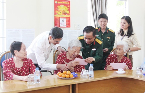 Đại tá Trần Thiện Phước trao quà tặng các dưỡng lão viên.