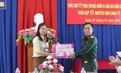 Đại tá Trần Thiện Phước trao quà tặng Trung tâm.