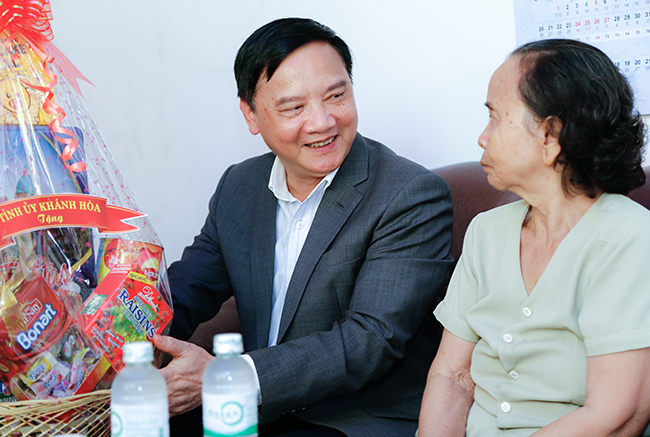 Bí thư Tỉnh ủy thăm và trao quà cho gia đình chính sách ở Ninh Hòa