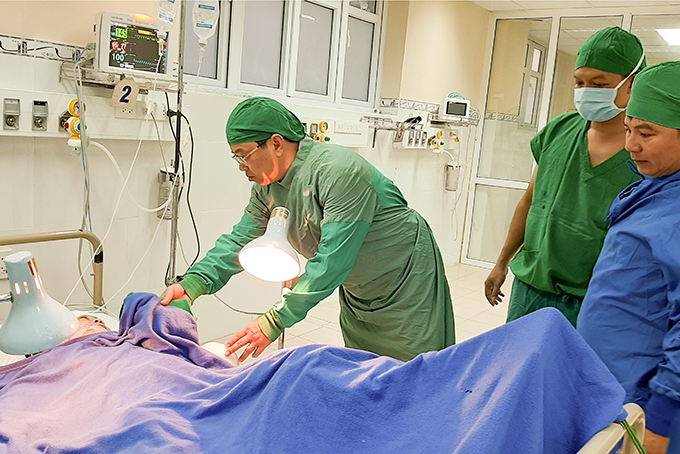 Vụ sập đá ở TP. Nha Trang: Cháu bé vẫn đang nguy kịch