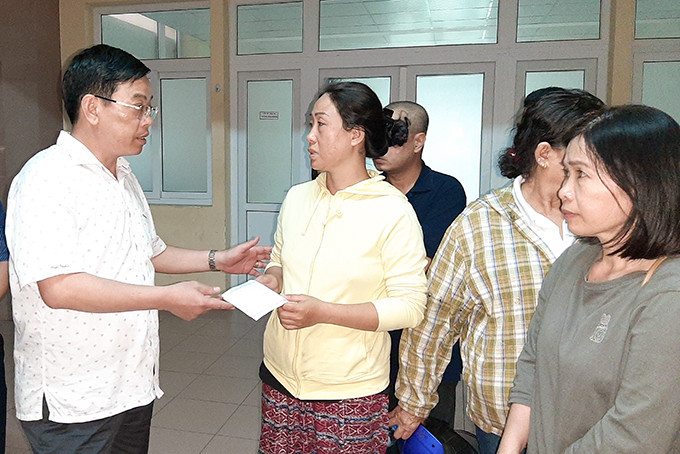 Ông Nguyễn Sỹ Khánh trao tiền hỗ trợ cho gia đình các nạn nhân. 
